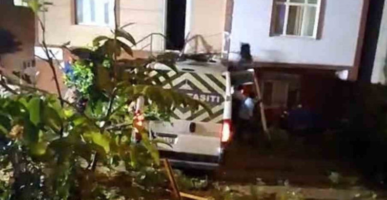 Çekmeköy'de servis minibüsü evin bahçesine uçtu: 1 yaralı