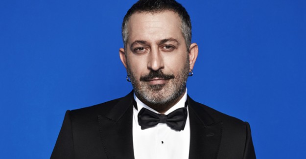 Cem Yılmaz'dan Sahnede Tarkan'a Gönderme! 