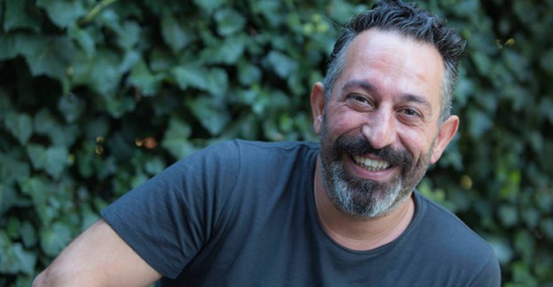 Cem Yılmaz'dan Takipçisine Piyano Jesti!