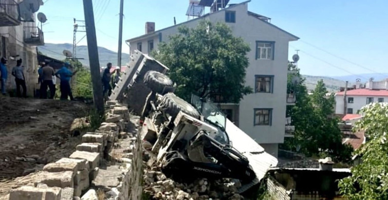Çemişgezek'te Doğalgaz Çalışmaları Sırasında Kepçe Devrildi