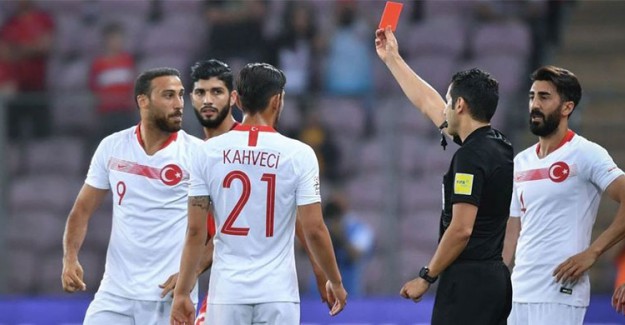 Cenk Tosun Çıldırdı, İlk Kez Kırmızı Kart Gördü! 