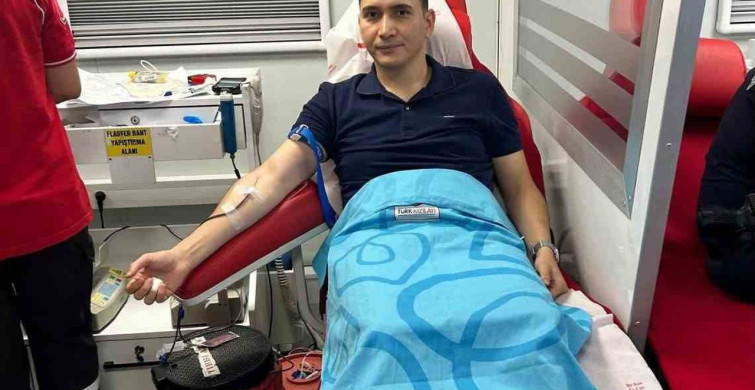 Çermik kaymakamı Adem Karataş, Kızılay'a kan bağışında bulundu