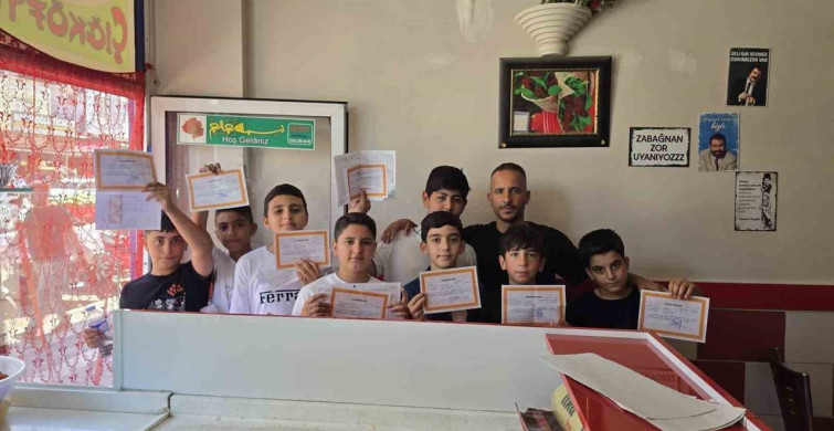Çermik'te takdir belgelerini alan öğrenciler çiğköfteciye akın etti