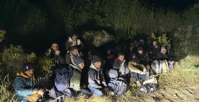Çeşme'de 21 Kaçak Göçmen Yakalandı
