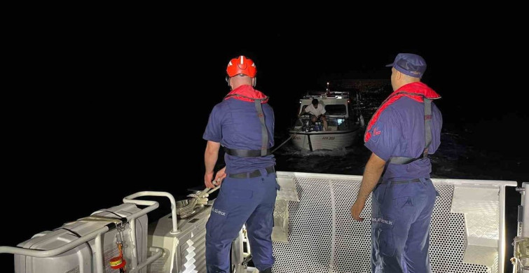 Çeşme'de motor arızası nedeniyle sürüklenen teknedeki 3 kişi kurtarıldı