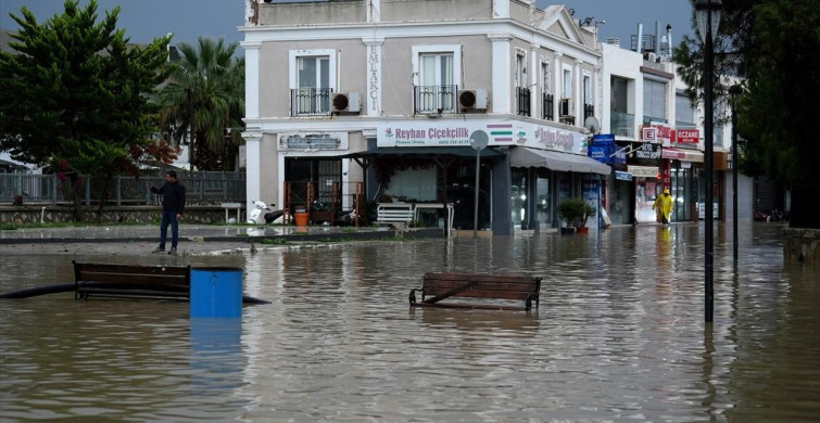 Çeşme'de Sağanak Yağış Hayatı Olumsuz Etkiliyor