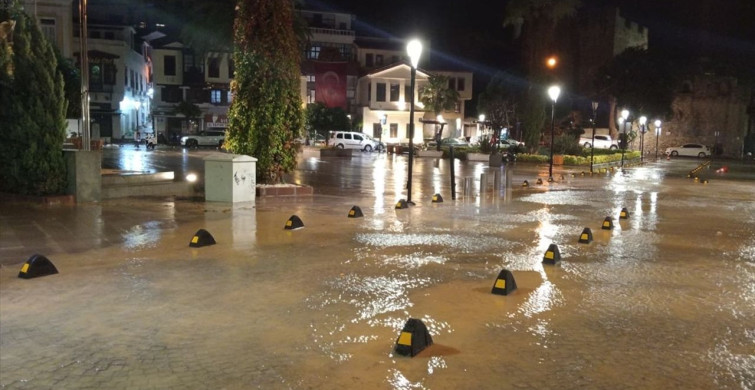 Çeşme'de Şiddetli Sağanak Yağış Hayatı Vasıtalarla Zorlaştırdı