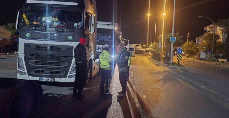 Çeşme'de Tır Sürücülerine Gece Denetimi