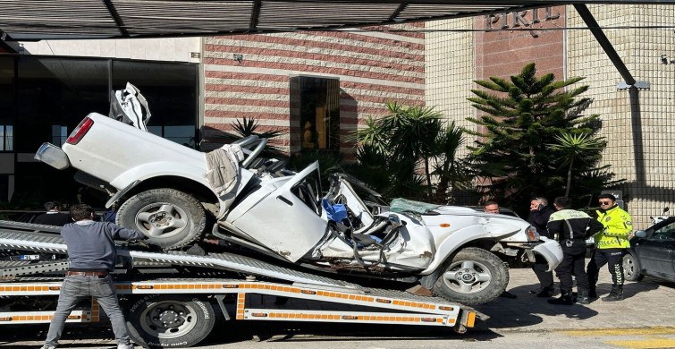 Çeşme'de trafik kazası: Genç sürücü hayatını kaybetti