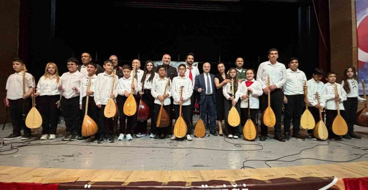 Ceyhan'da Bağlama Kursiyerleri İlk Konsertini Verdi