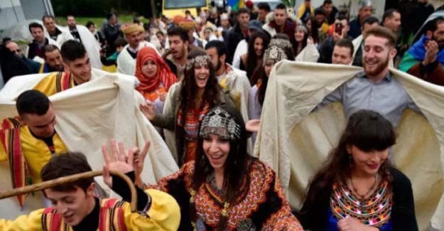 Cezayir Cumhurbaşkanı İstifa Etti, Sokaklarda Kutlamalar Başladı