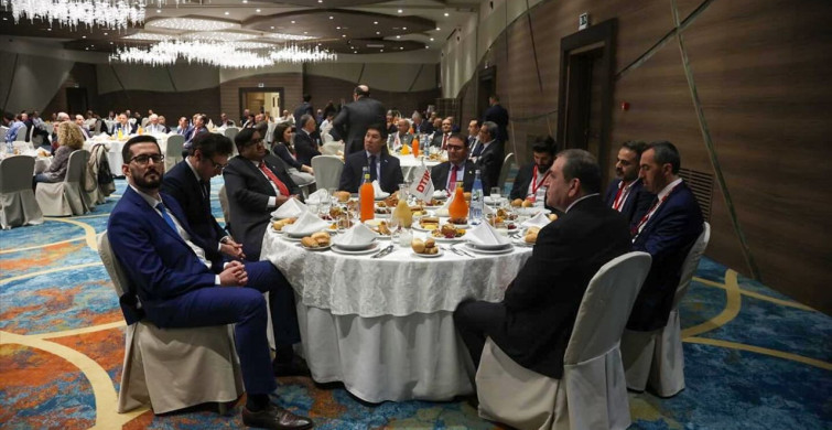 Cezayir'de Geleneksel İftar Programı Düzenlendi