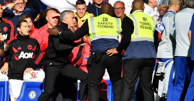 Chelsea-Manchester United Maçında Mourinho Çılgına Döndü!