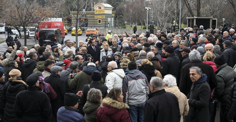 CHP Emekli Maaşları İçin TBMM Önünde Açıklama Yaptı
