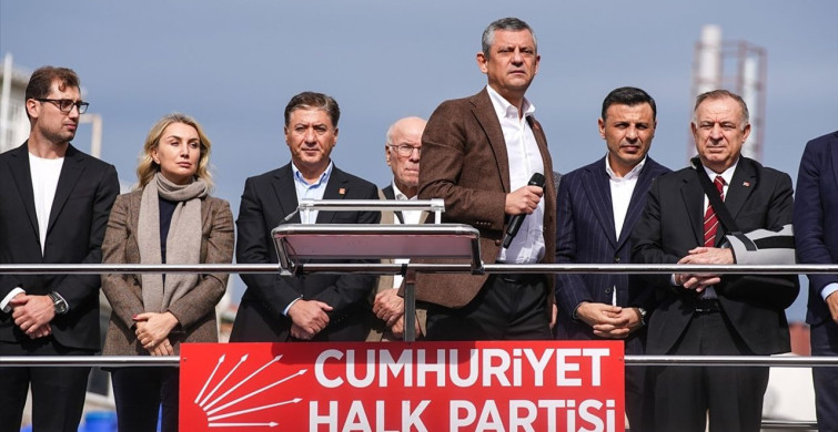 CHP Genel Başkanı Özel, İmamoğlu'na Destek İçin Adliye Önünde Konuştu CHP Genel Başkanı Özel, İmamoğlu'na Destek İçin Adliye Önünde Konuştu