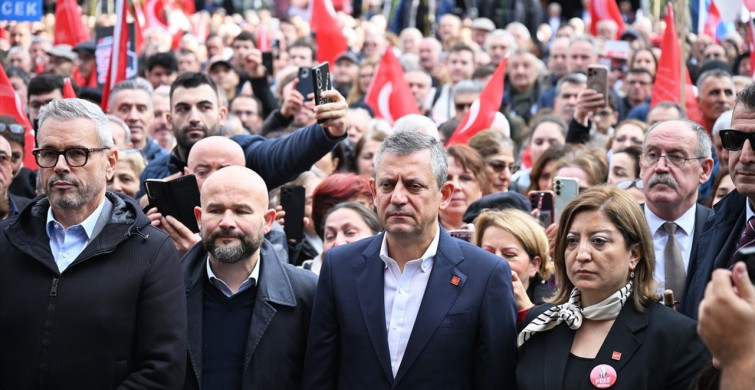 CHP Genel Başkanı Özgür Özel Brüksel'de Gençlere Siyaset Çağrısı Yaptı