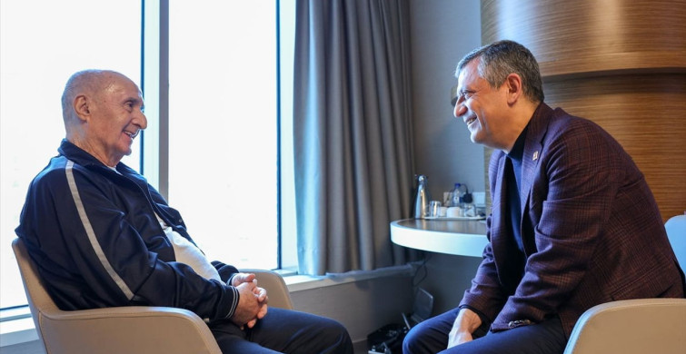 CHP Genel Başkanı Özgür Özel, Hikmet Çetin'i Hastanede Ziyaret Etti