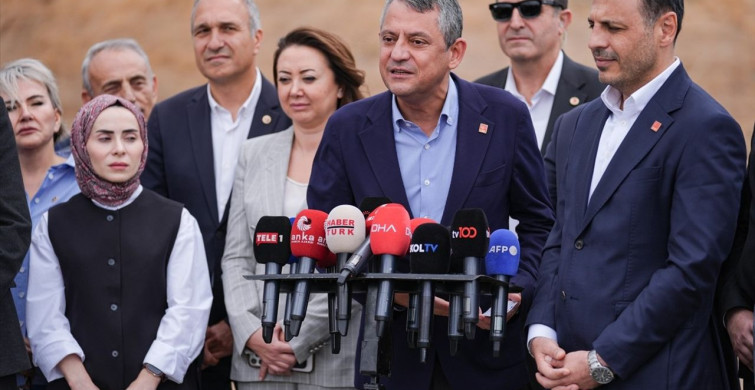 CHP Genel Başkanı Özgür Özel: Erdoğan, dünyayı verip kendince meşruiyet arayışında. Bahçeli ise şimdi iki tarafı dengelemeye çalışıyor