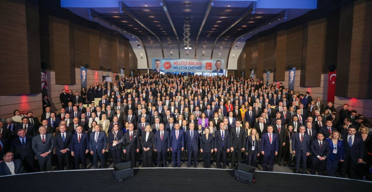 CHP Genel Başkanı Özgür Özel, Parti Buluşmasında Kritik Açıklamalarda Bulundu