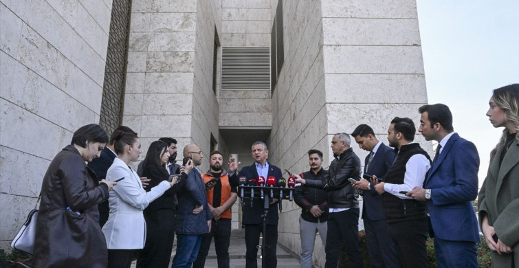 CHP Genel Başkanı Özgür Özel'den Gazetecilere Destek