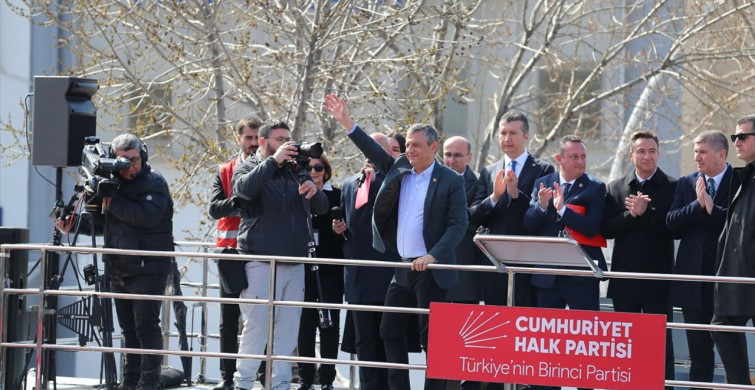 CHP Genel Başkanı Özgür Özel'in Burdur Mitingi: Darbeler ve İran Üzerine Önemli Açıklamalar