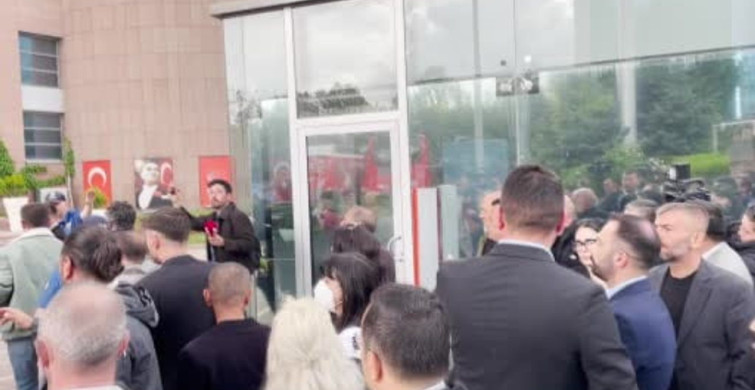CHP Genel Merkezinde Pankart Krizi