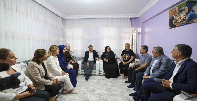 CHP Grup Başkanı Özel, Rojin Kabaiş’in ailesini ziyaret etti
