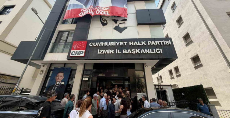 CHP İzmir İl Başkanlığı’nda karanfil gerilimi
