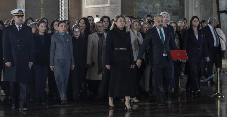 CHP Kadın Kolları Anıtkabir'de Türk Medeni Kanunu'nun 100. Yılını Kutladı