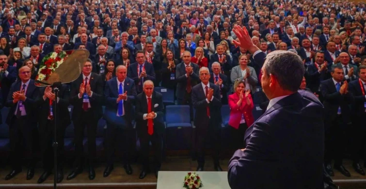 CHP Kurultayı’nda Özel’den sert mesaj: “Bugünler dostumuzu, düşmanımızı tanıdığımız günler”