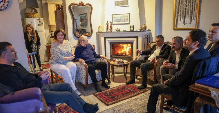 CHP Lideri Özgür Özel, Ataol Behramoğlu'nu Ziyaret Etti