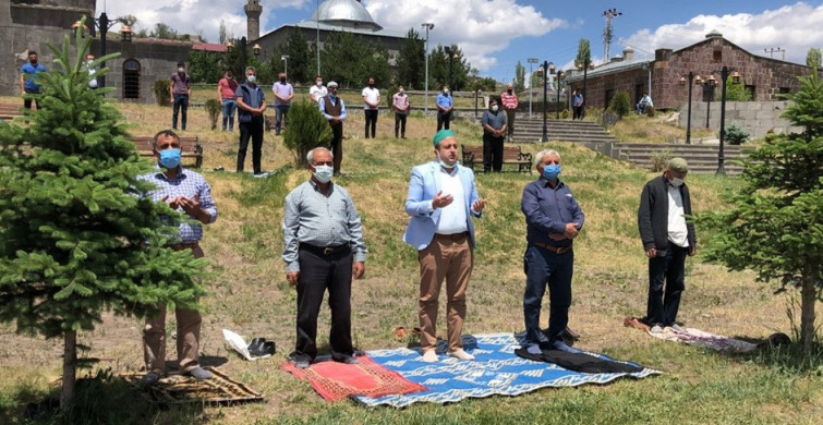 Çiftçiler Mağdur! Kars’taki 517 Camide Yağmur Duası Edildi