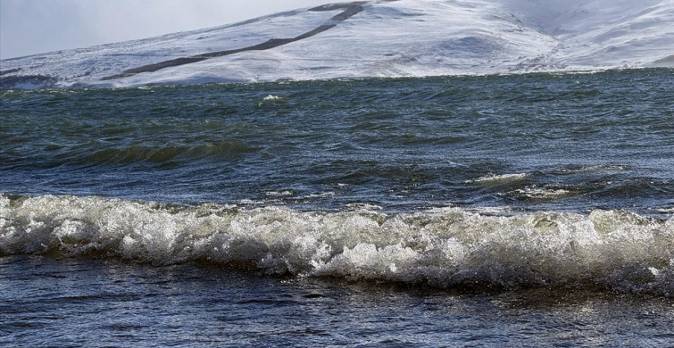 Çıldır Gölü Kıyıları Rüzgarla Çözülüyor