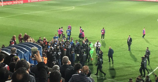 Cimbom Kazandı Ortalık Karıştı! İki Takım Oyuncuları Birbirine Girdi
