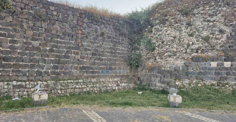 Cizre kalesinin tarihi duvarlarına sprey boya ile zarar verildi