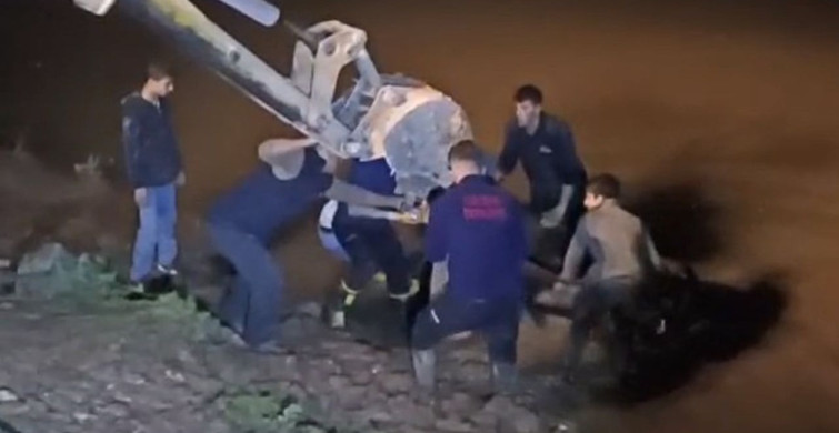 Cizre'de Dicle Nehri'nde Mahsur Kalan İnek Kurtarıldı