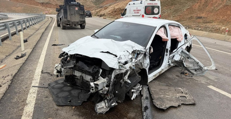 Cizre'de Otomobil Bariyere Çarptı: 5 Yaralı