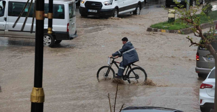 Cizre'de Sağanak Yağış Hayatı Olumsuz Etkiledi