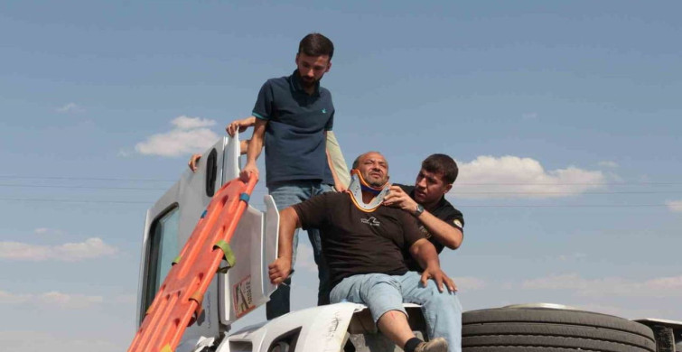Cizre’de virajı alamayan tır devrildi: 1 yaralı