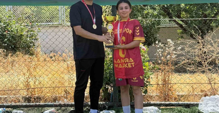 Cizreli kadınlar 5x5 sokaklar bizim futbol turnuvasında bölge şampiyonu oldu