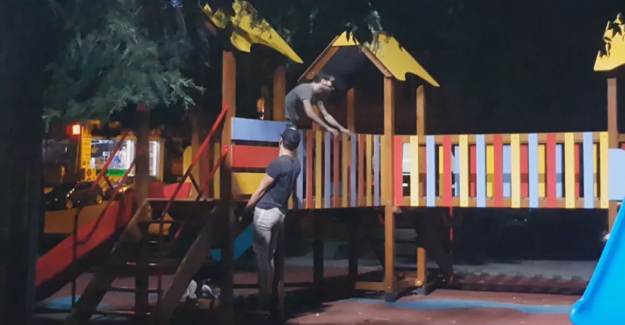 Çocuk Parkında Maskeyi Gözlerine Takıp Körebe Oynadılar