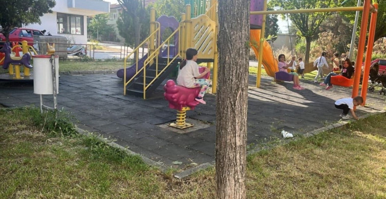 Çocuk parkındaki tehlikeli boşluk vatandaşları endişelendiriyor