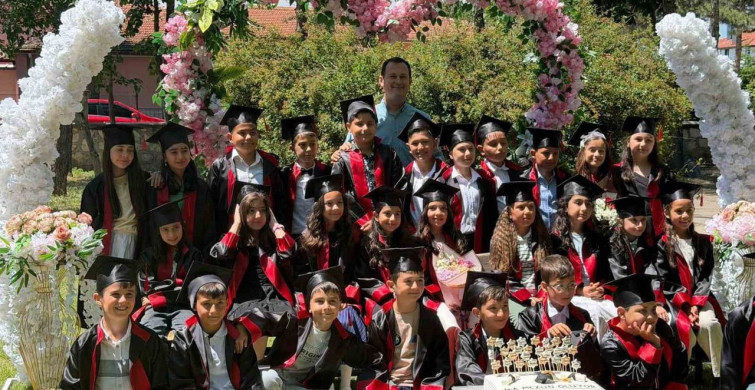 Çocuklar ilkokulu bitirmenin mutluluğunu yaşadı