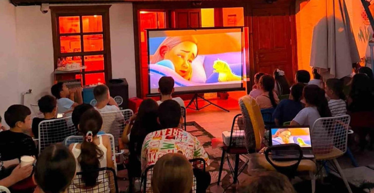 Çocuklar karne sevincini sinema etkinliğiyle kutladı