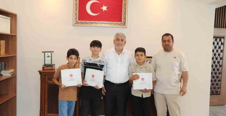 Çocuklar, suyun parasını kameraya göstererek müftülükte ağırlandı