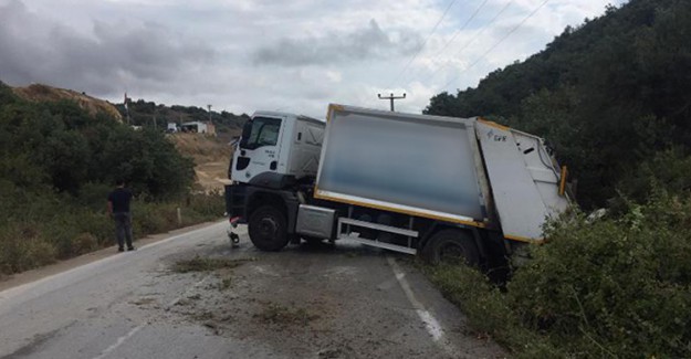Çöp Kamyonu Tarlaya Daldı: 2 Yaralı