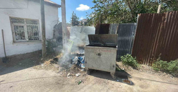 Çöp konteynerinde çıkan yangında itfaiye, evleri korudu