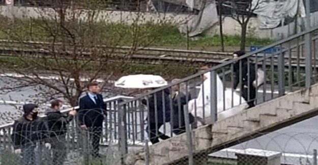 Coronavirüs Nedeniyle Damat ile Gelin Üst Geçitte Buluştu