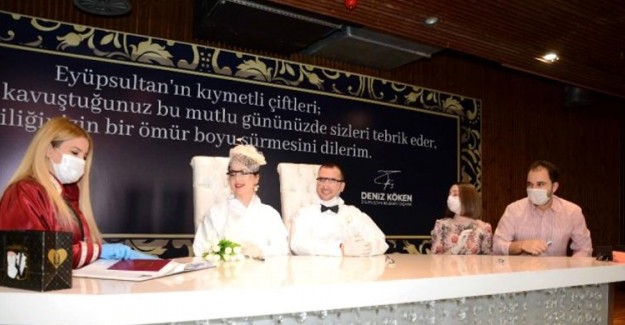 Coronavirüse Karşı Koruyucu Tulum Giyip Evlendiler