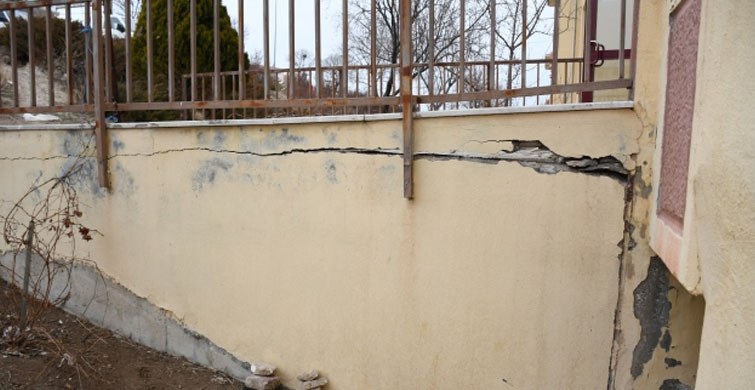 Çorum'da 3 Binada Toprak Kayması Görüldü!